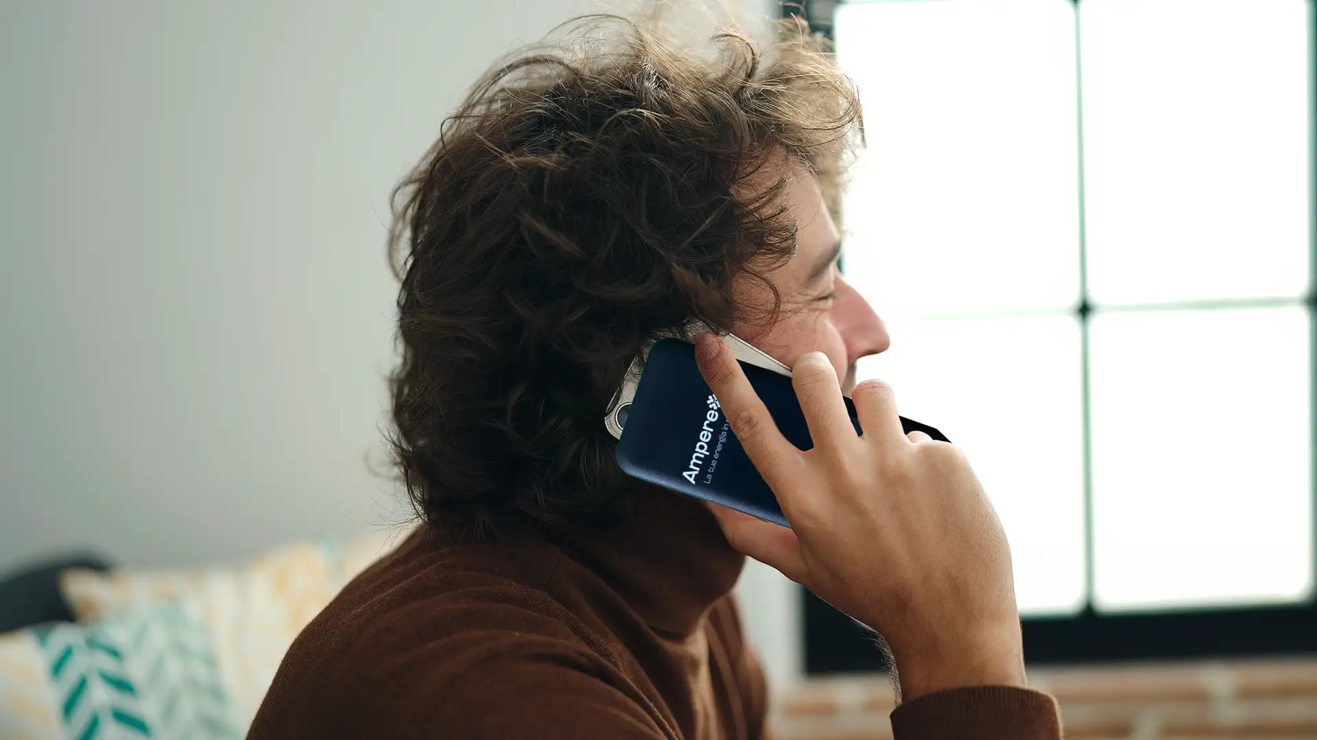 Persona in chiamata con un Power bank AmpereOne