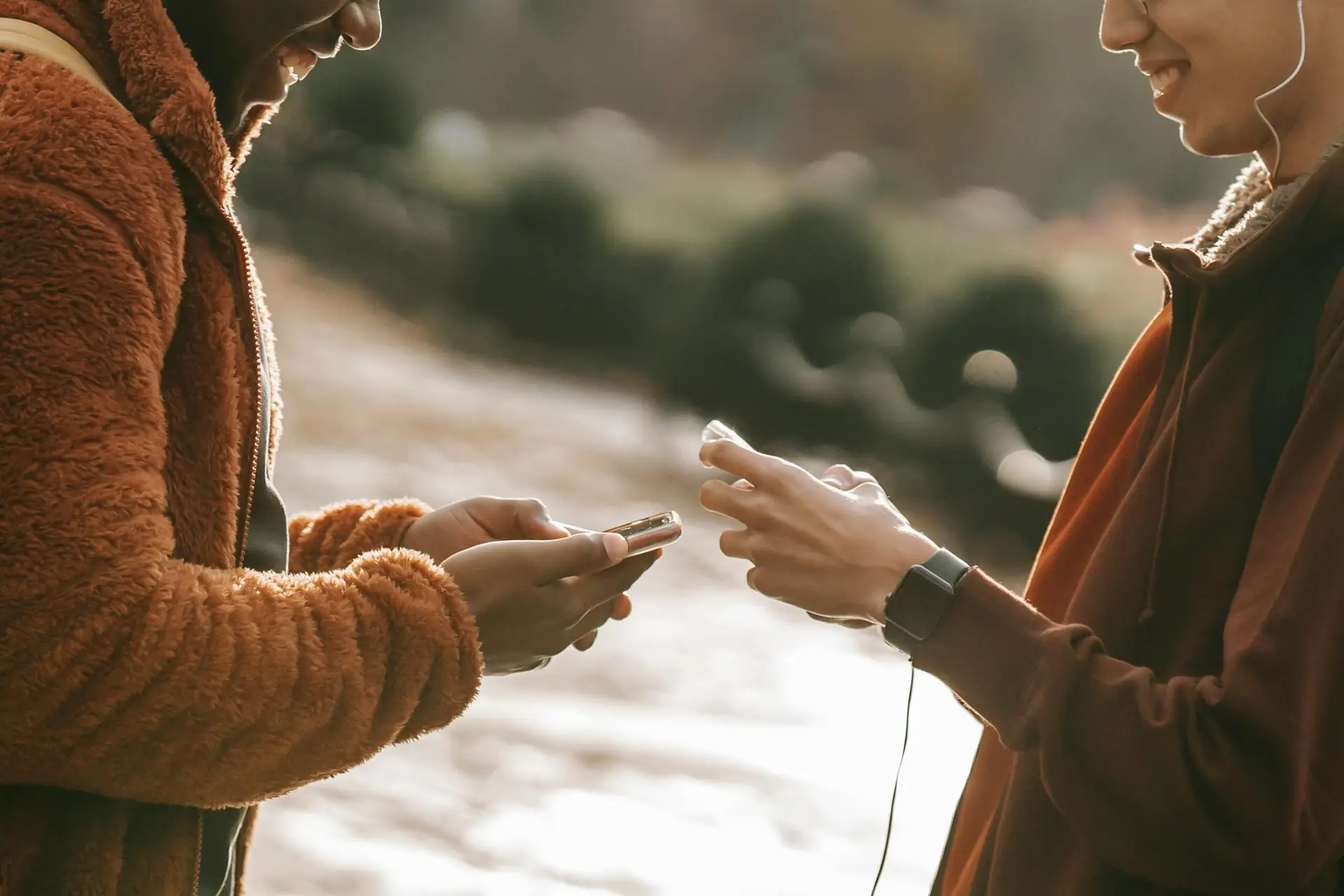 Due persone con lo smartphone all'aperto